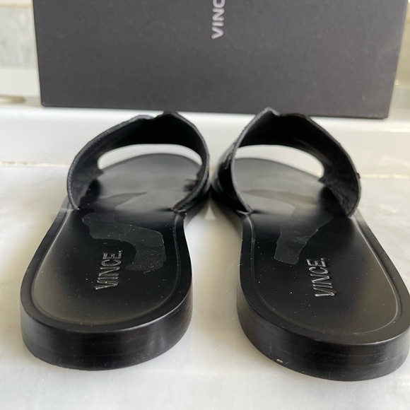 Vince ‘Turner 2’ Black Lea Embossed Leather Slides - Picture 10 of 10